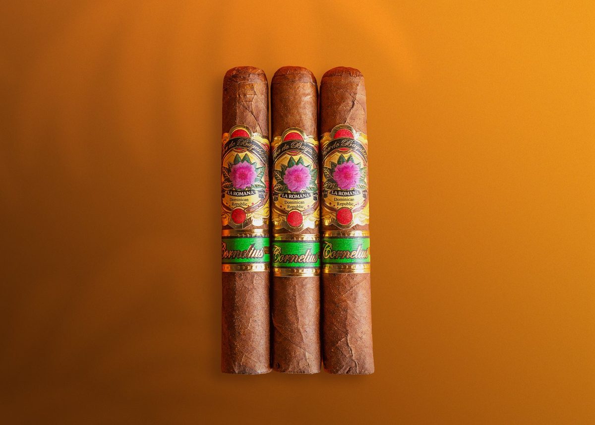 Tres puros de Flor de Bayahibe con su anilla