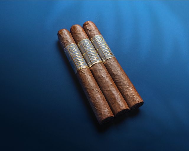 Tres puros Escipión sobre fondo azul